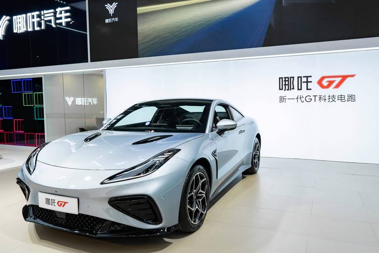 佛山248哪吒汽车在智能汽车领域的表现，领途汽车在新能源汽车市场中的影响力